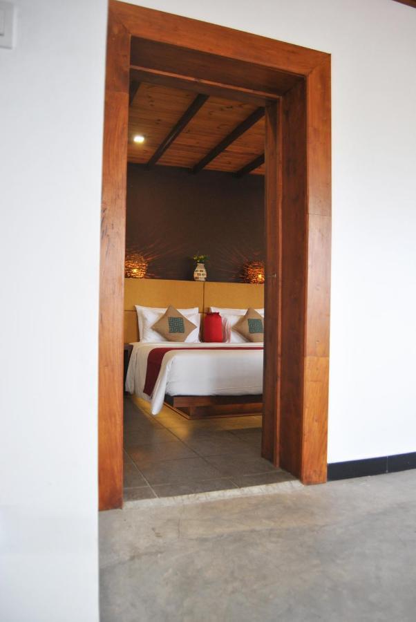 The Canoe Negombo Exterior photo