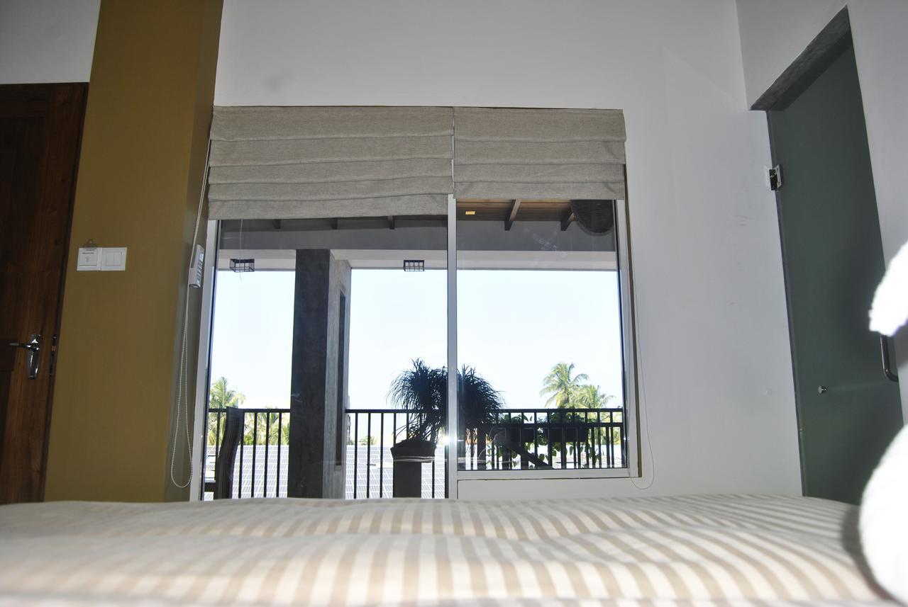 The Canoe Negombo Exterior photo
