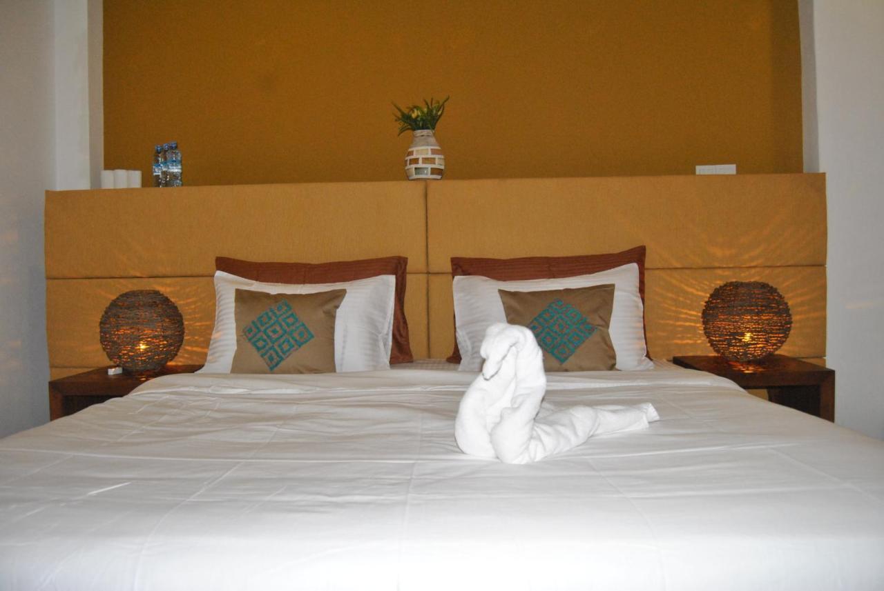 The Canoe Negombo Exterior photo